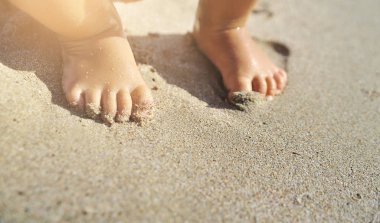  Bebe ayak kum üzerinde.