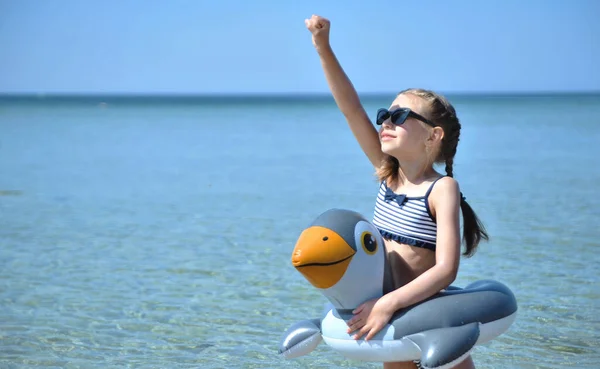 Petite Fille Mignonne Avec Anneau Caoutchouc Amuse Sur Plage — Photo