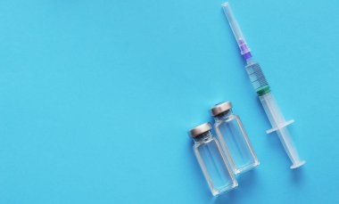 Coronavirus konsepti. Şırınga, aşı, hap ve kağıda işlenmiş Virüs..