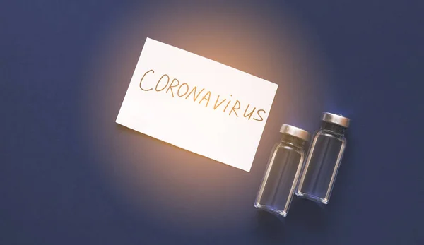 Koncepcja Koronawirusa Strzykawka Szczepionka Tabletki Papier Napisem Wirus — Zdjęcie stockowe
