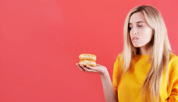 Glimlachende Blanke Vrouw Gele Trui Met Gele Donuts Poseren Rode — Stockfoto