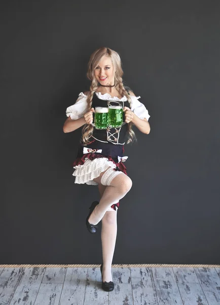 Kvinna Med Ett Glas Grön Patricks Dag — Stockfoto