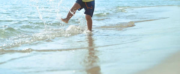 Jambes Enfant Sur Sable Texture — Photo