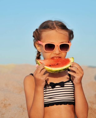 Yaz zamanı. Küçük kız sahilde eğleniyor. Yaz konsepti.