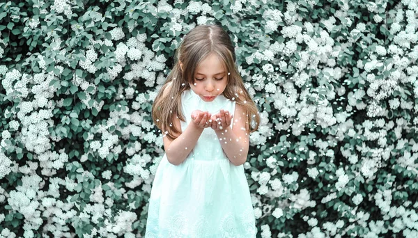 Mała Biała Dziewczyna Kwitnącym Ogrodzie Kwiatów Koncepcja Wiosny — Zdjęcie stockowe