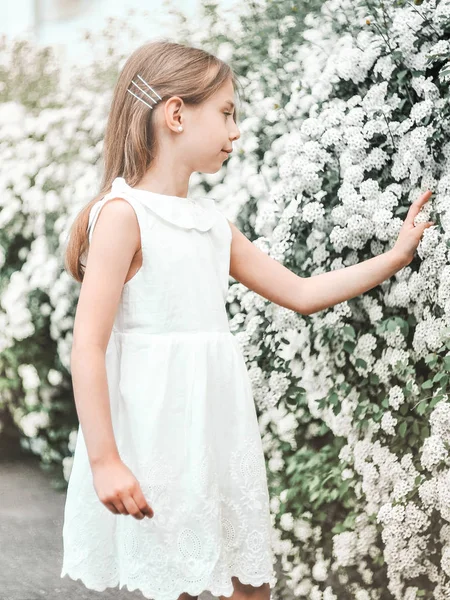 Kis Kaukázusi Lány Virágos Virágos Kertben Tavaszi Elv — Stock Fotó