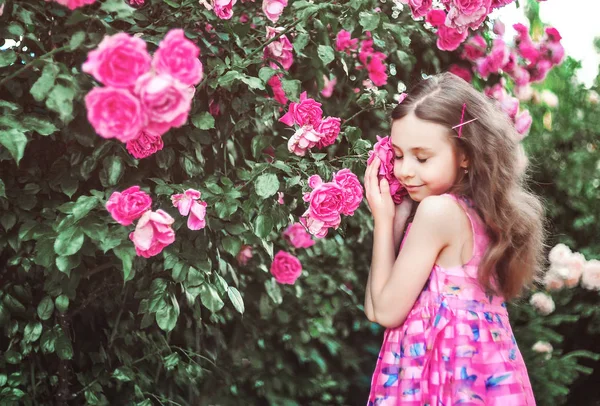 在盛开的花园里的小高加索姑娘 春天的概念 — 图库照片