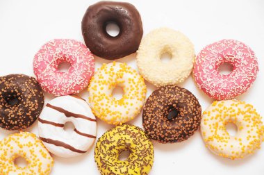 Renkli arka planda lezzetli Donuts.