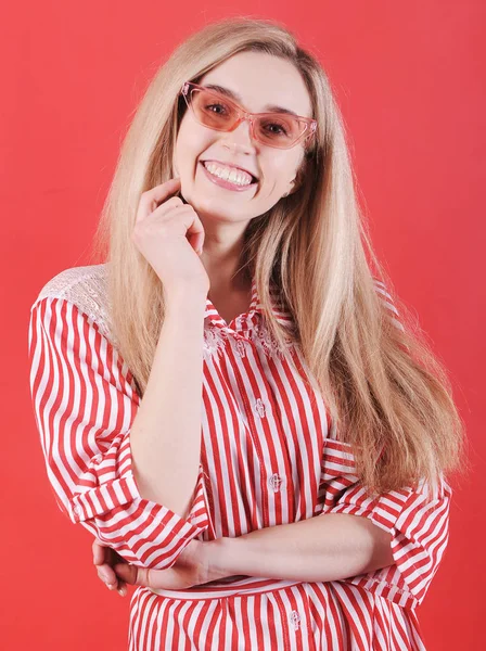 笑顔Caucasian女性Porn上の赤い背景 — ストック写真