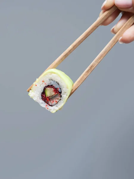 灰色の背景に日本食 — ストック写真