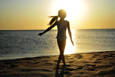 Şirin kız sahilde eğleniyor. Yaz zamanı..