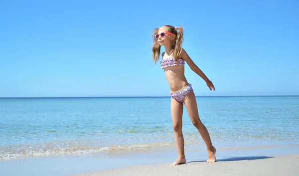 Leuk Meisje Heeft Plezier Het Strand Zomertijd — Stockfoto