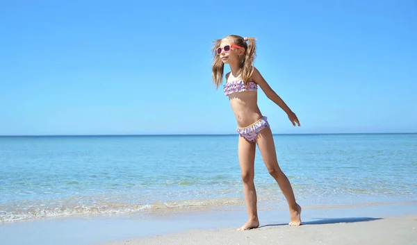 Menina Bonito Diverte Praia Hora Verão — Fotografia de Stock