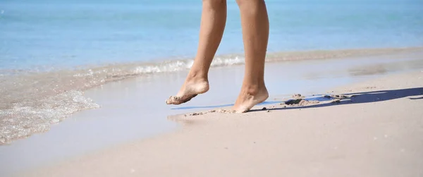 Pernas Femininas Praia — Fotografia de Stock