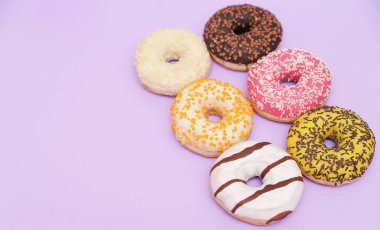 Renkli arkaplanda çörekler.