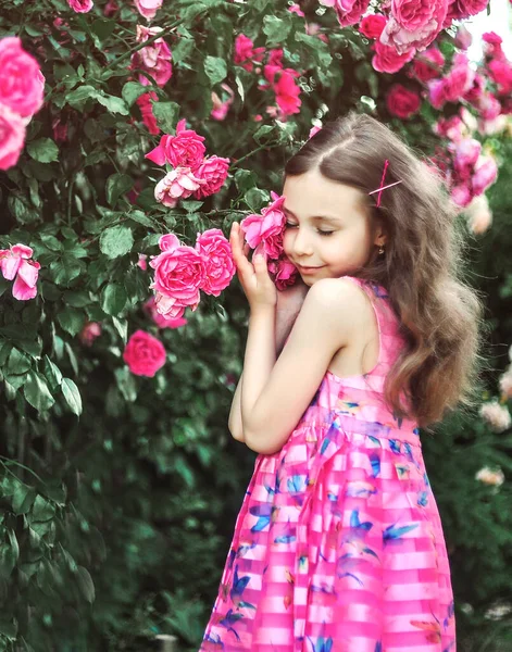 Roztomilá Dívka Kvetoucí Zahradě Růžemi — Stock fotografie