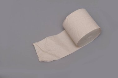  Gri arkaplanda tuvalet kağıdı.