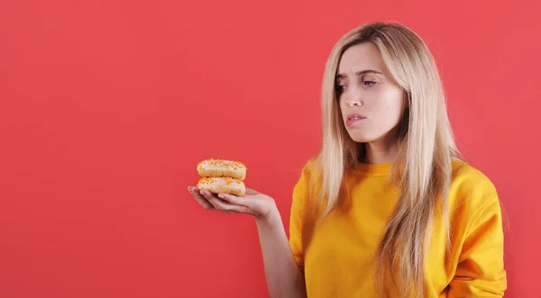 Kavkazská Žena Růžovými Koblihami Pózující Šedém Pozadí — Stock fotografie