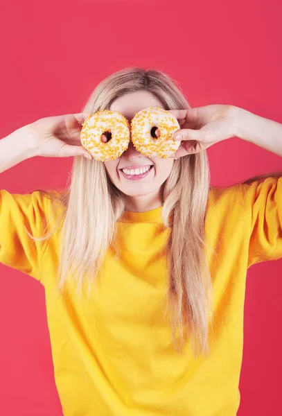 Kavkazská Žena Růžovými Koblihami Pózující Šedém Pozadí — Stock fotografie