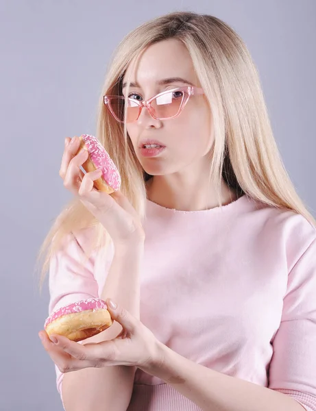 Blanke Vrouw Met Roze Donuts Poseren Grijze Achtergrond — Stockfoto
