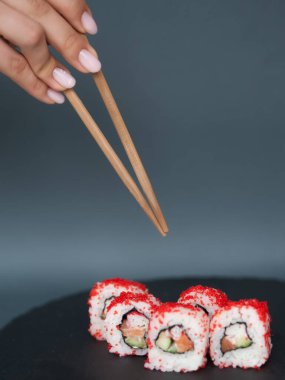 Japonlar gri arkaplanda yuvarlanıyor.