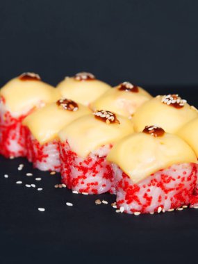 Japonlar gri arkaplanda yuvarlanıyor.