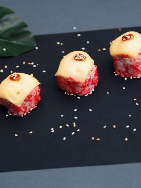 Japonlar gri arkaplanda yuvarlanıyor.