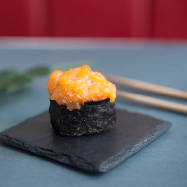 Japonlar gri arkaplanda yuvarlanıyor.