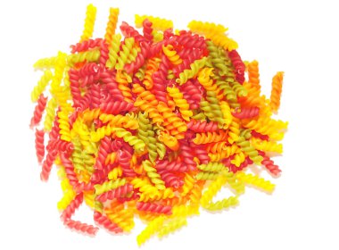 İtalyan yemeği. Beyaz arkaplanda renkli makarna.