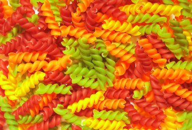 İtalyan yemeği. Beyaz arkaplanda renkli makarna.