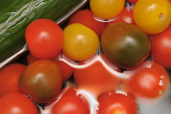 盘子里的黄瓜和西红柿 — 图库照片