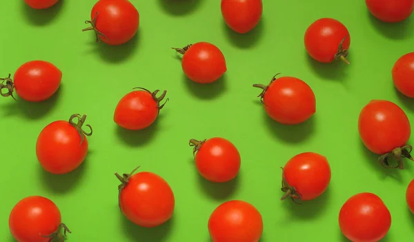 Yeşil Zemin Üzerine Kırmızı Domates — Stok fotoğraf