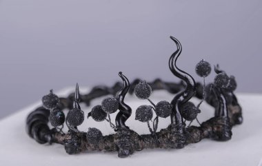 Gotik tarzda el yapımı bir taç..