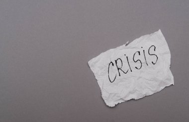 Gri arkaplanda tuvalet kağıdı.