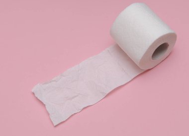 Gri arkaplanda tuvalet kağıdı.