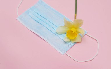 Çiçekli koruyucu ilaç maskesi.