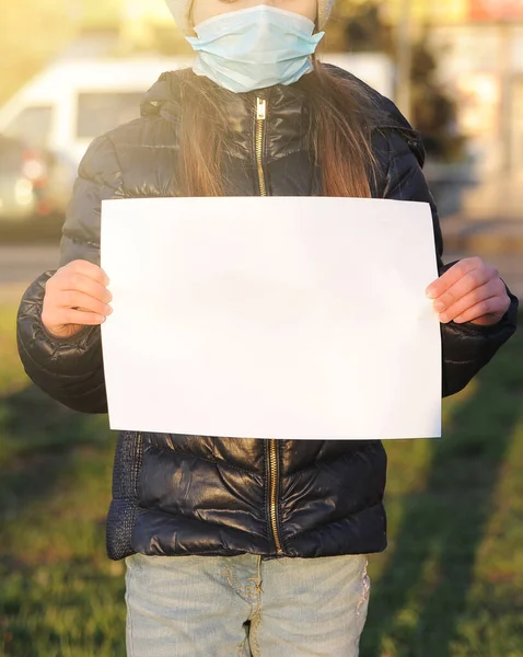 Egy Kislány Védőmaszkban Koronavírus Fogalma — Stock Fotó