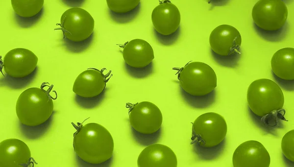 Tomates Sobre Fondo Verde Colorido — Foto de Stock
