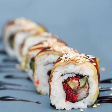 Japon suşisi taştan arka planda yuvarlanıyor. 