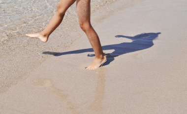 Denizde bebek bacakları. Yaz zamanı..