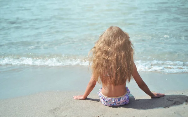 Happy Little Girl Has Fun Beach Summer Time — Stock Photo, Image