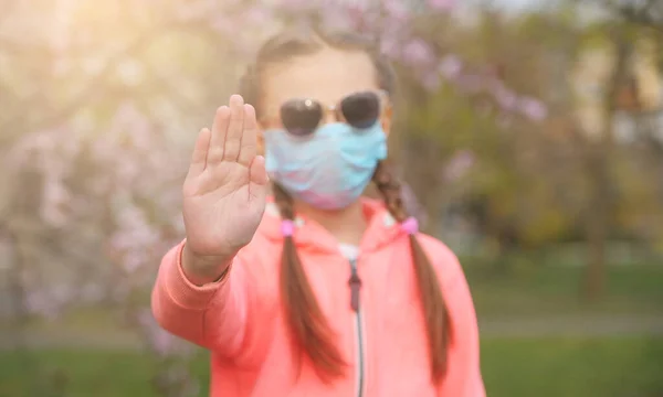 Egy Kislány Védőmaszkban Találkozik Tavasszal Karantén Coronavirus Pandémia — Stock Fotó