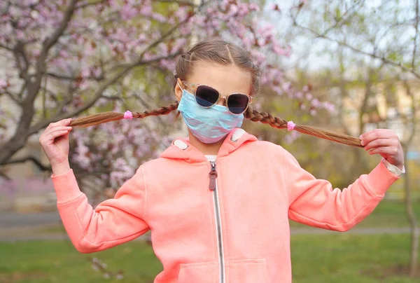Egy Kislány Védőmaszkban Találkozik Tavasszal Karantén Coronavirus Pandémia — Stock Fotó