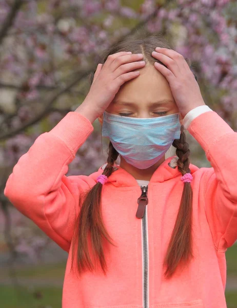 Egy Kislány Védőmaszkban Találkozik Tavasszal Karantén Coronavirus Pandémia — Stock Fotó