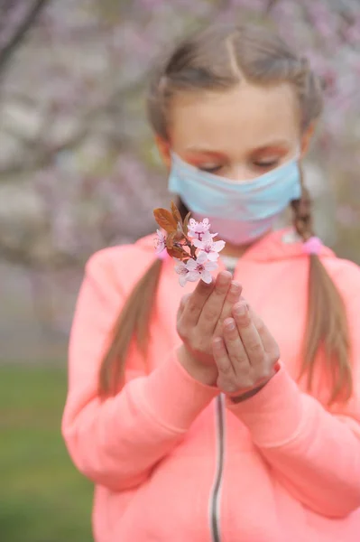 Aranyos Lány Védő Orvosi Maszkban Virágzó Cseresznyével Karantén Coronavirus Pandémia — Stock Fotó