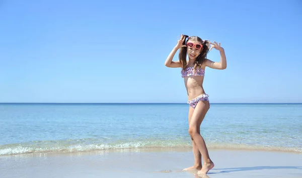 Menina Feliz Diverte Praia Hora Verão — Fotografia de Stock