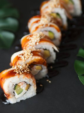 Japonlar gri taş zemin üzerinde yuvarlanıyor.