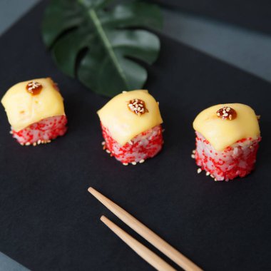 Japonlar gri taş zemin üzerinde yuvarlanıyor.