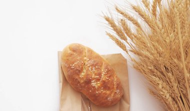 Hafif arkaplanda ev yapımı ekmek ve buğday.