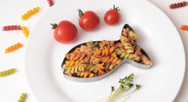 Bebek için beyaz tabakta makarna. Çocuk menüsü.